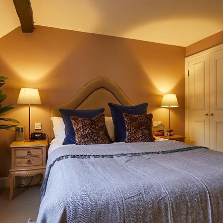 Hotel The Methuen Arms Corsham Esterno foto A bedroom at The Old Vicarage