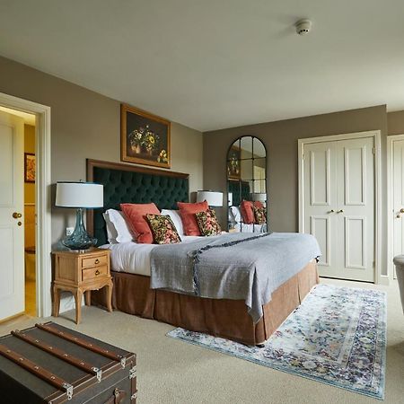 Hotel The Methuen Arms Corsham Esterno foto A bedroom at The Old parsonage
