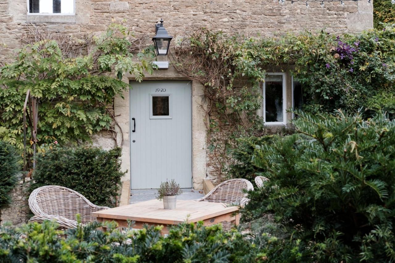 Hotel The Methuen Arms Corsham Esterno foto The entrance to the stable