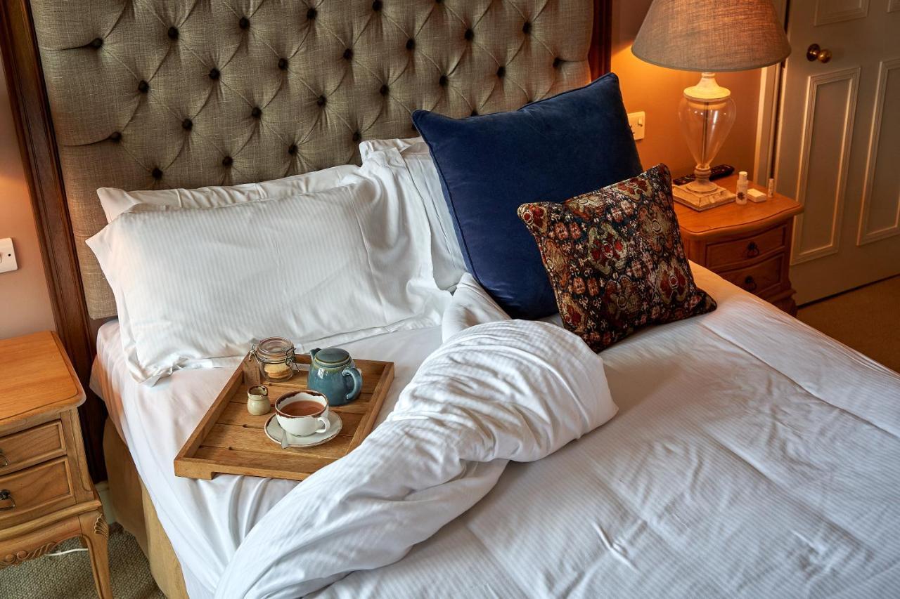 Hotel The Methuen Arms Corsham Esterno foto A bed with a duvet