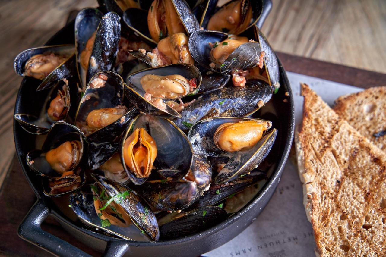 Hotel The Methuen Arms Corsham Esterno foto Mussels in a pot