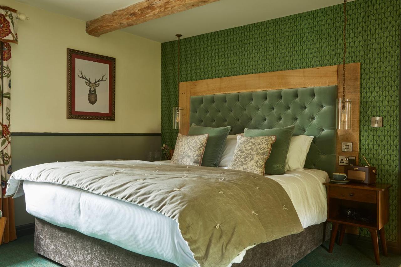 Hotel The Methuen Arms Corsham Esterno foto A bedroom at The Old Swan