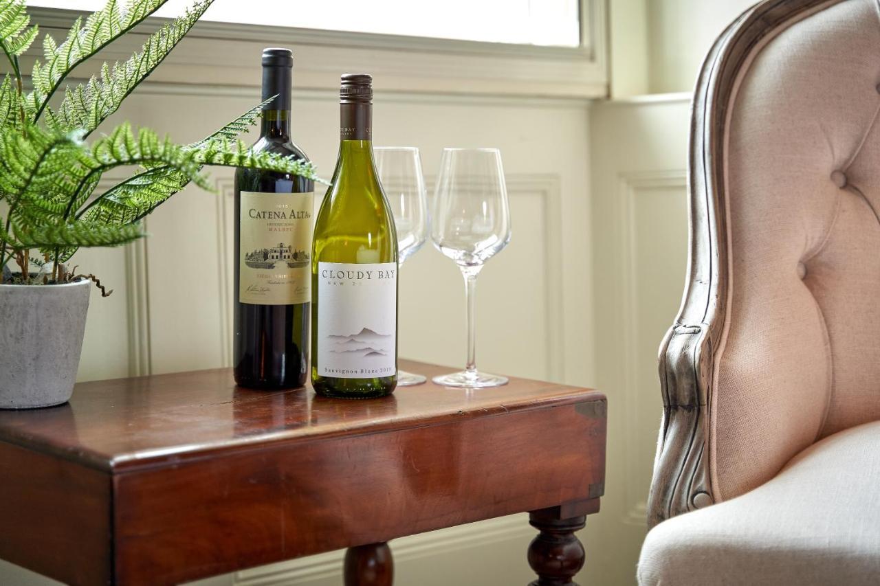 Hotel The Methuen Arms Corsham Esterno foto A wine table
