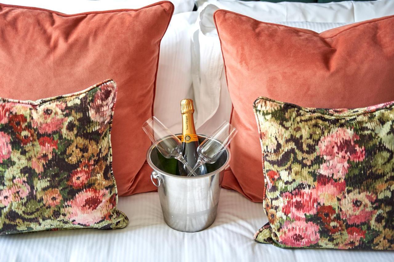 Hotel The Methuen Arms Corsham Esterno foto A champagne bottle in a champagne bucket