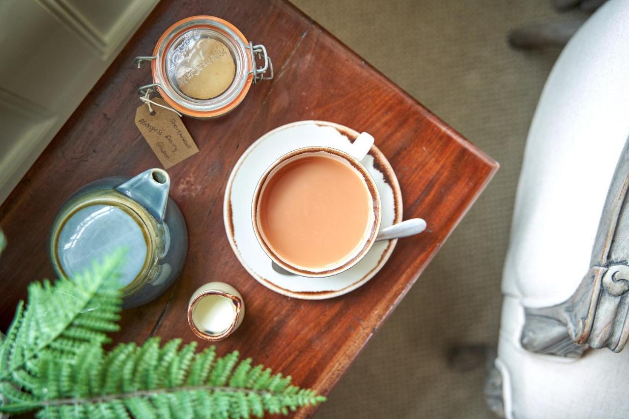 Hotel The Methuen Arms Corsham Esterno foto A cup of tea