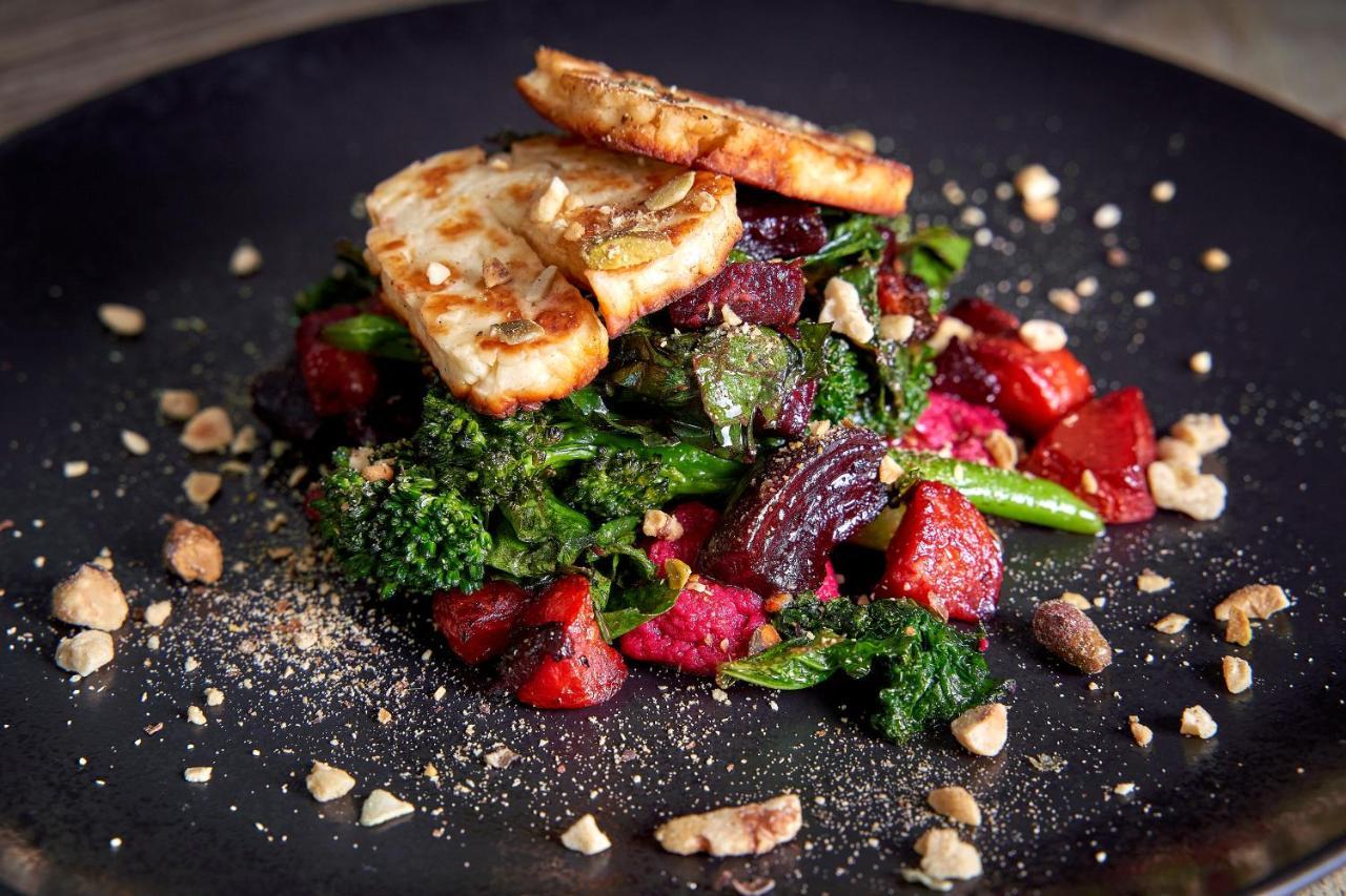 Hotel The Methuen Arms Corsham Esterno foto A salad with grilled halloumi cheese