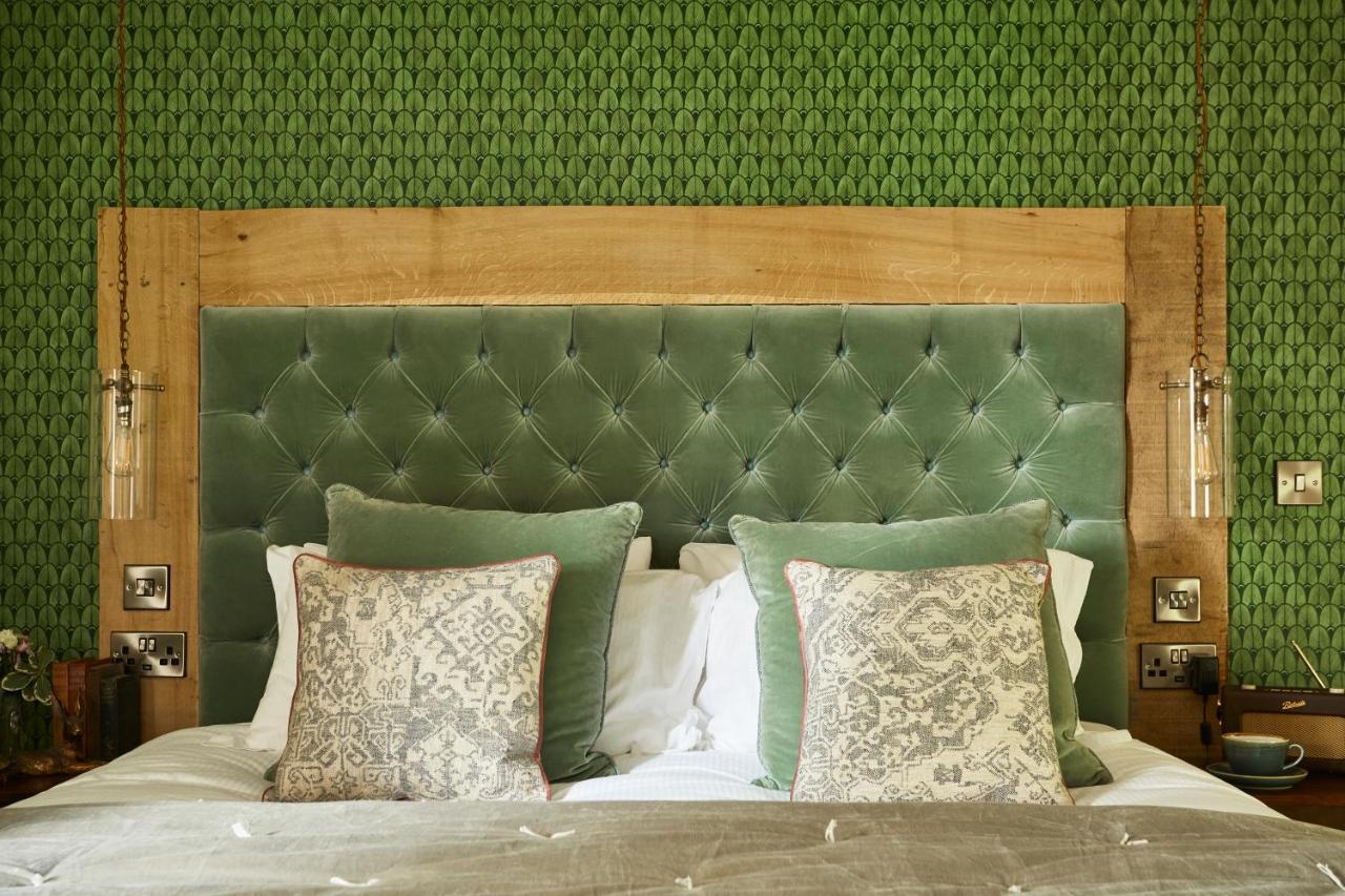 Hotel The Methuen Arms Corsham Esterno foto A bedroom at The Old Bank Hotel