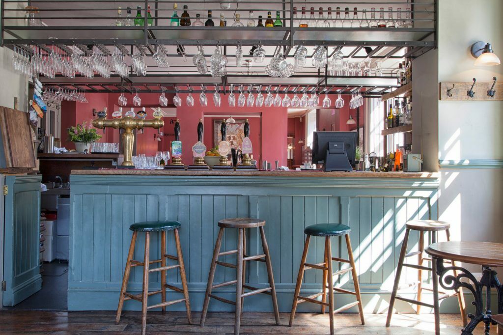 Hotel The Methuen Arms Corsham Esterno foto The bar at The Swan