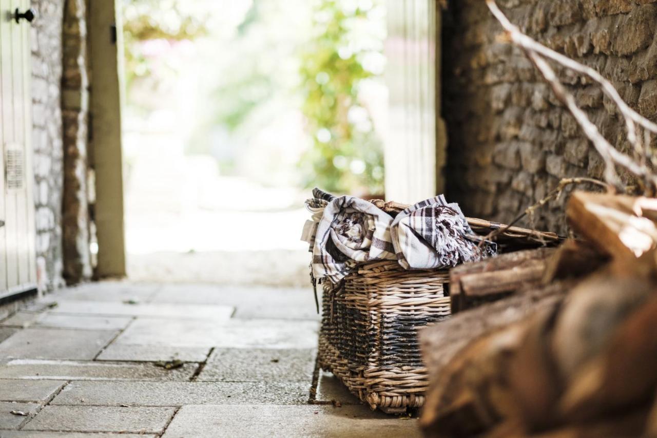 Hotel The Methuen Arms Corsham Esterno foto A laundry basket