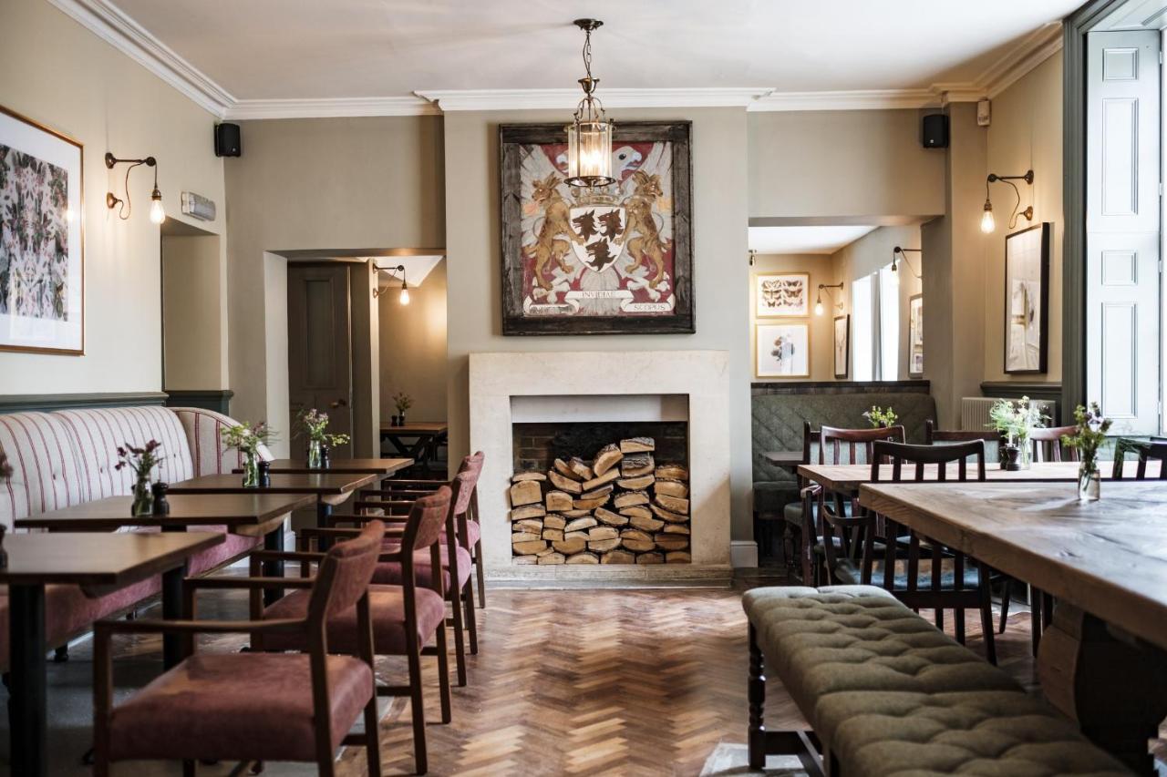 Hotel The Methuen Arms Corsham Esterno foto The interior of the restaurant