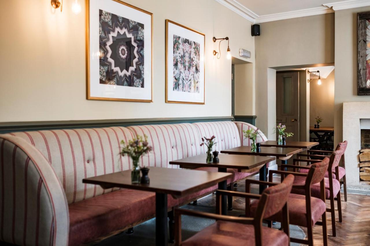 Hotel The Methuen Arms Corsham Esterno foto The interior of the restaurant
