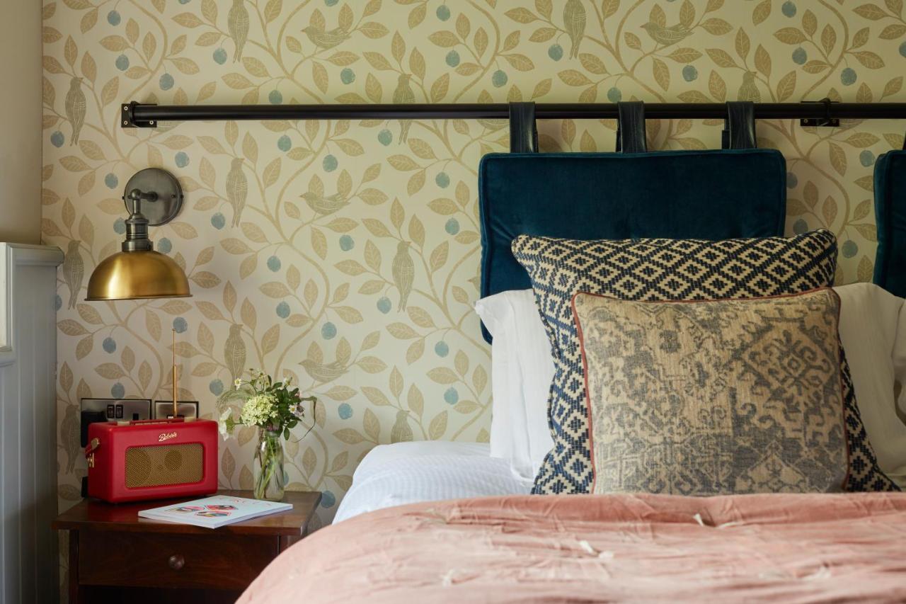 Hotel The Methuen Arms Corsham Esterno foto A bedroom at The Pig