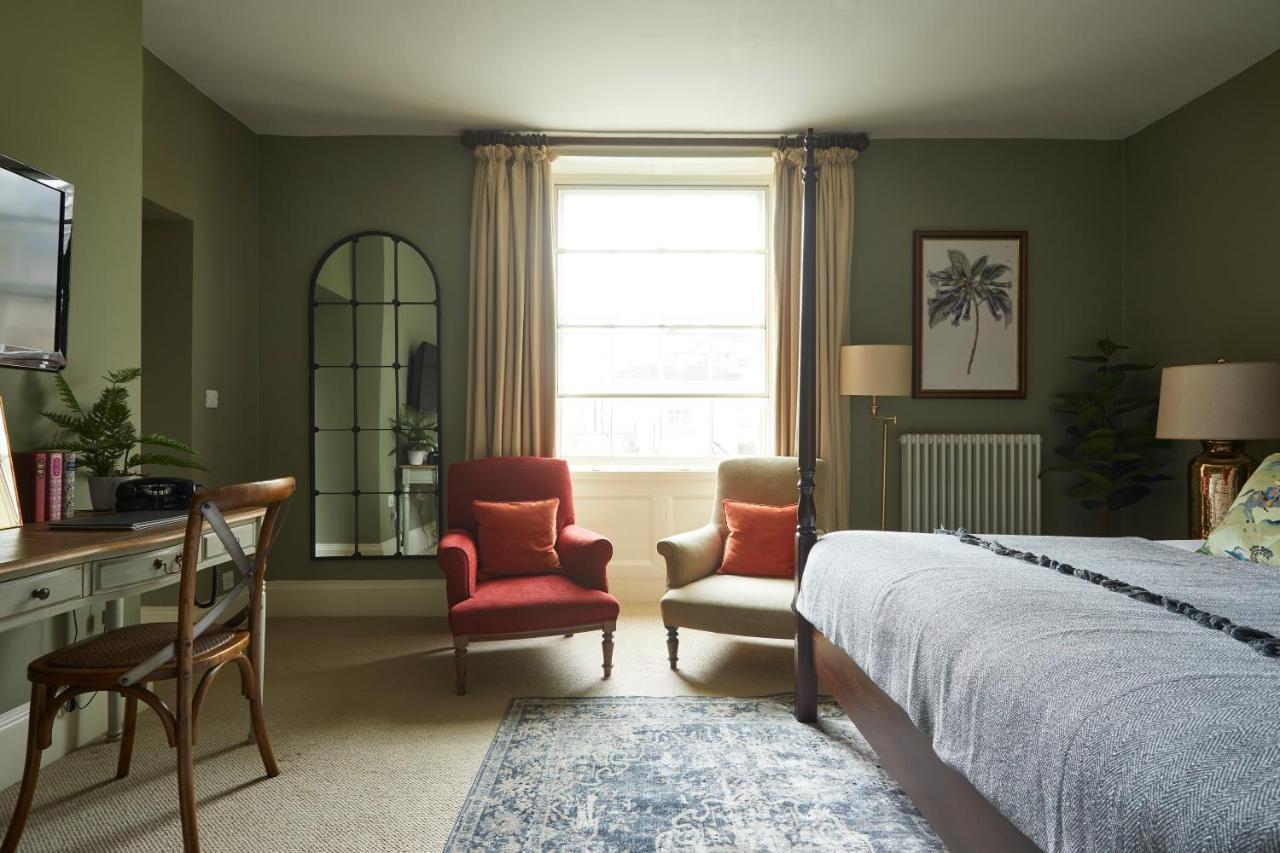 Hotel The Methuen Arms Corsham Esterno foto A bedroom at The Swan Hotel