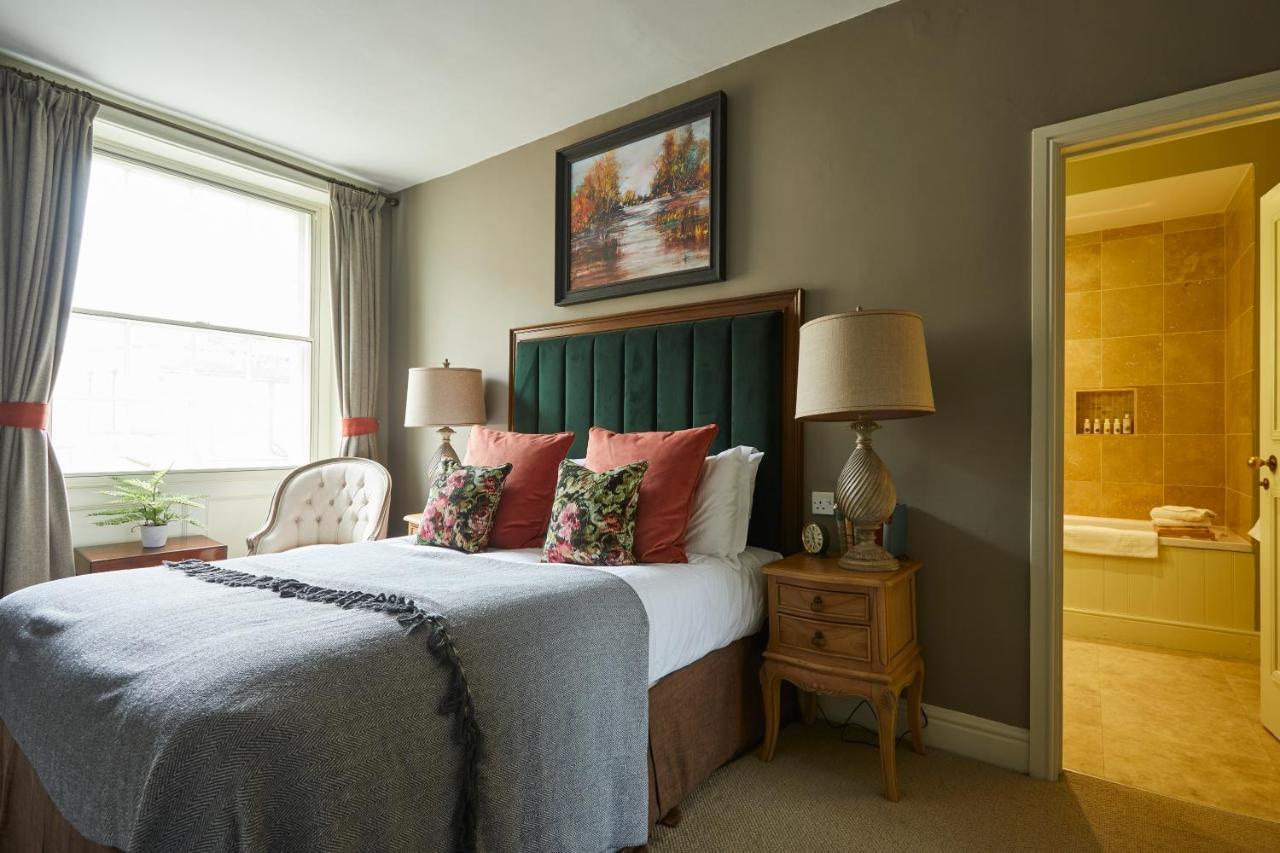 Hotel The Methuen Arms Corsham Esterno foto A bedroom at The Swan