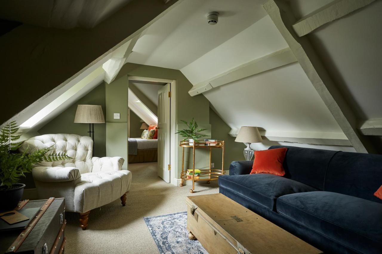 Hotel The Methuen Arms Corsham Esterno foto A room in the eaves of a house