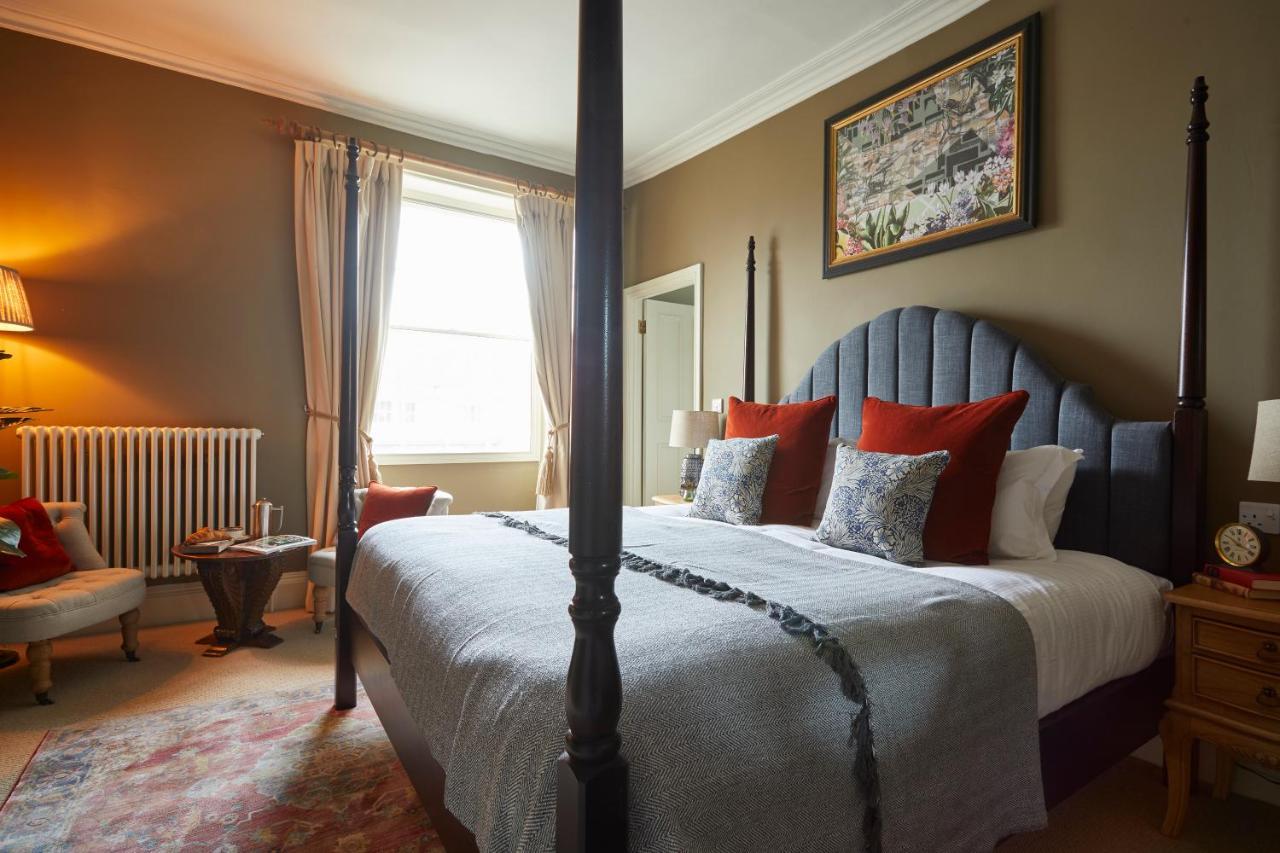 Hotel The Methuen Arms Corsham Esterno foto A bedroom at The Swan Hotel