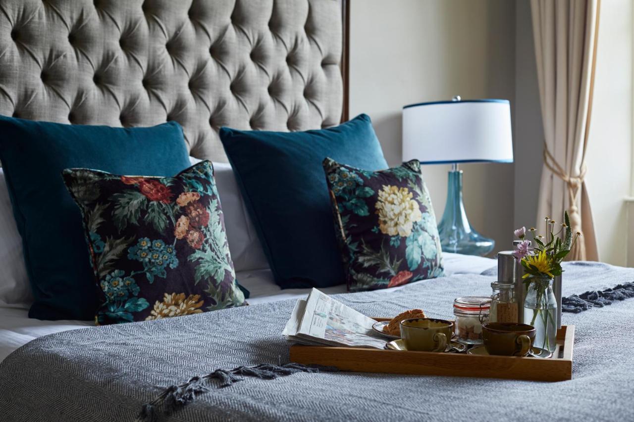 Hotel The Methuen Arms Corsham Esterno foto A bed with cushions