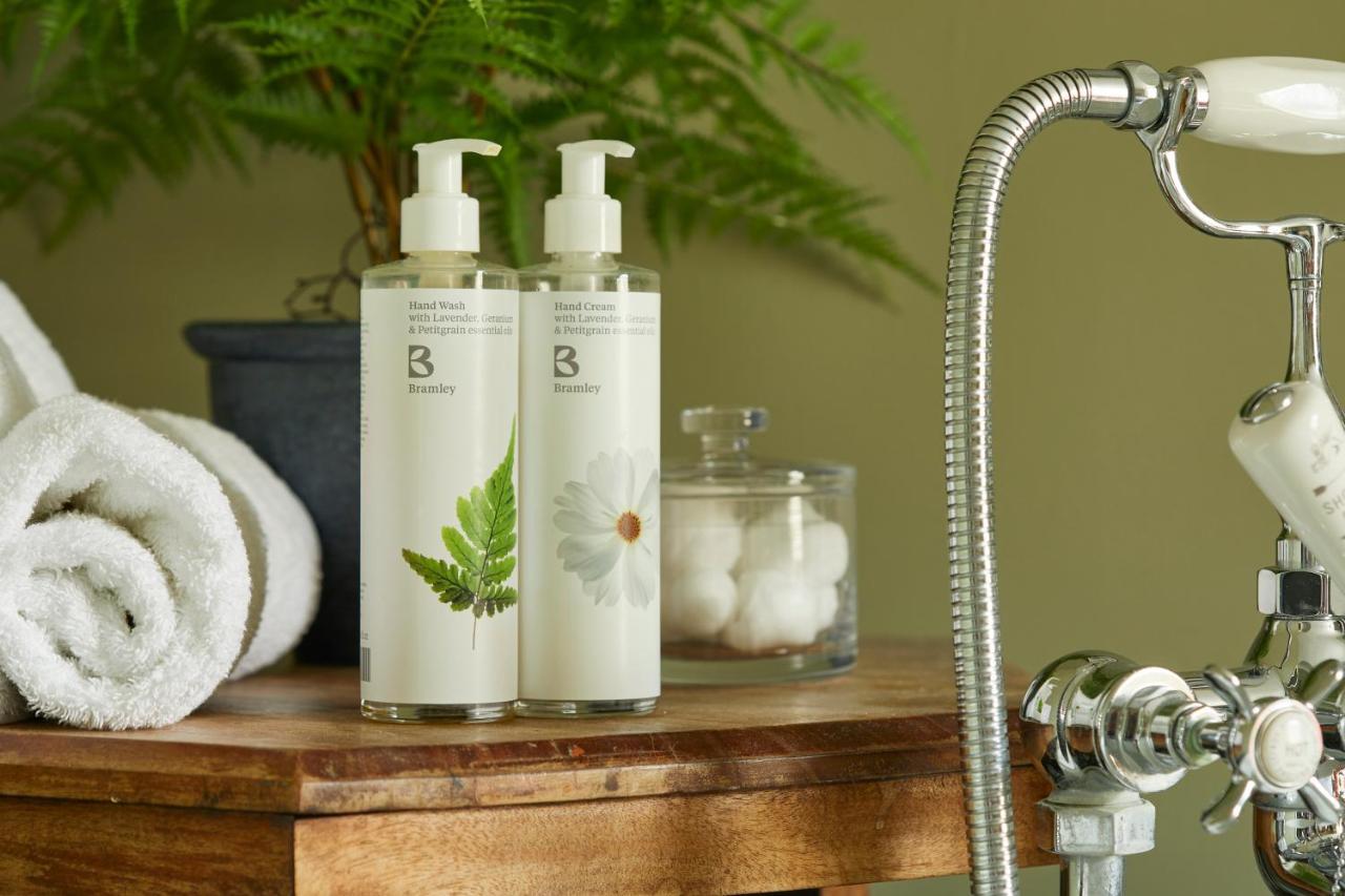 Hotel The Methuen Arms Corsham Esterno foto Body wash